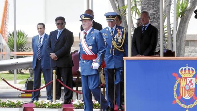 El Rey apradina a los alumnos de la AGA y les anima a ser leales
