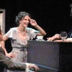 María Pastor, en el centro, en una escena de «Tres años»
