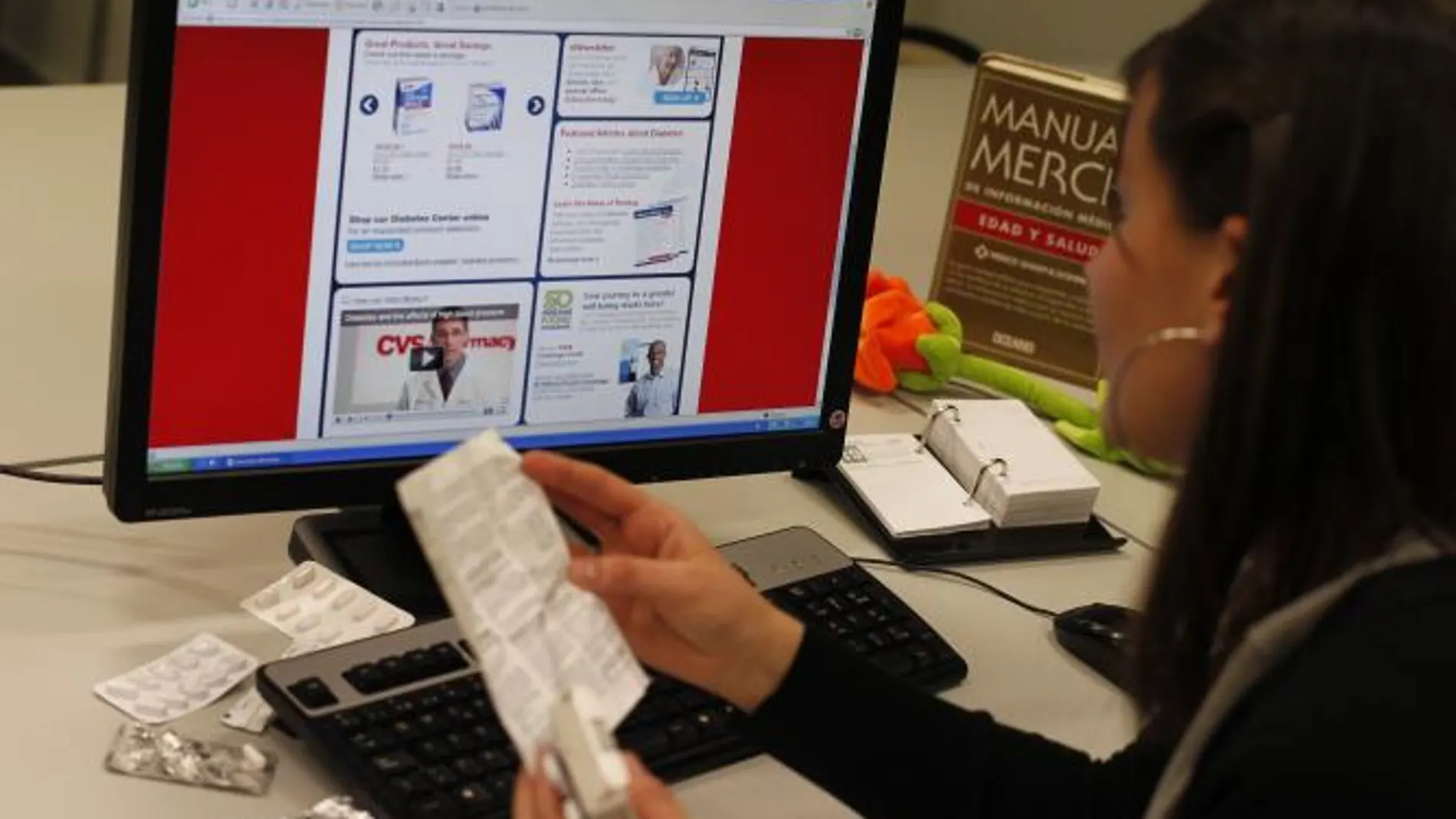Una joven lee información en internet sobre medicamentos