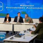 Rajoy con sus barones en la reunión de hoy