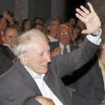 El poeta galardonado por la Academia sueca, ayer en Madrid