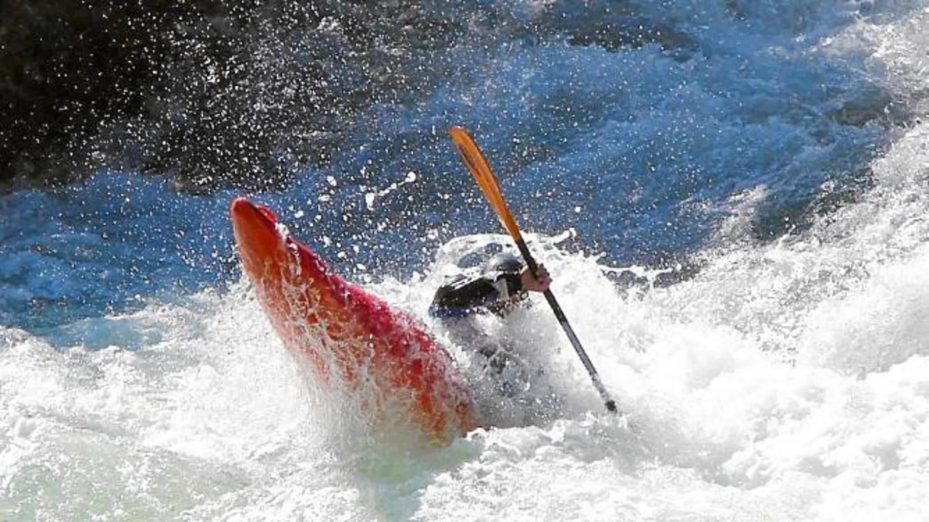 Afluente del Duero, el río Esla, a su paso por la provincia de León, es escenario cada año de diversas competiciones deportivas de piragüismo. Y un buen lugar para los amantes del deporte de aventura
