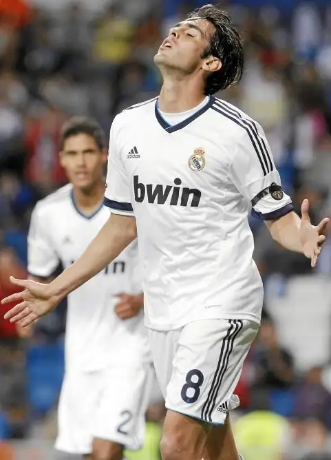 Kaká celebra uno de los goles que marcó