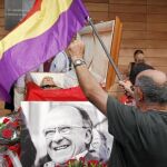Un simpatizante saluda ante el féretro de Santiago Carrillo