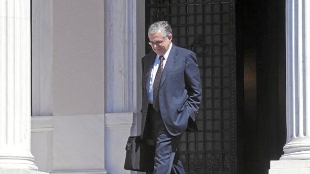 Papademos llegó ayer a Atenas para liderar el nuevo gobierno