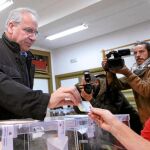 Alfonso Guerra ayer depositando su voto en Sevilla