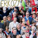 «RESISTENCIA». El líder del Frente de Izquierdas, Jean-Luc Mélenchon, con el puño en alto, marchó bajo este lema en la manifestación de París