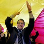 Mas, ayer bajo una bandera catalana en el clásico mitin que ofrece el domingo antes de la campaña donde exhibe los apoyos de la sociedad civil