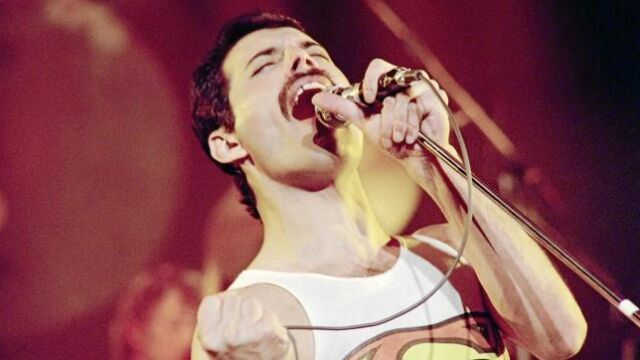 Farrokh era su nombre real. Cuando empezó a cantar lo cambió, junto con su apellido, por el de Freddy Mercury (en alusión al dios Mercurio, el mensajero de los dioses)