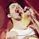 Farrokh era su nombre real. Cuando empezó a cantar lo cambió, junto con su apellido, por el de Freddy Mercury (en alusión al dios Mercurio, el mensajero de los dioses)