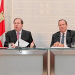El presidente de la Junta, Juan Vicente Herrera, reunió a empresarios y sindicatos apenas ganó las elecciones del 22-M. En la fotografía, junto a Ángel Hernández (CC OO), Jesús Terciado (Cecale) y Agustín Prieto (UGT)