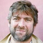Arquillué se pone la nariz de Cyrano de Bergerac en la Biblioteca de Cataluña