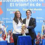 Alicia Sánchez-Camacho y el alcalde de Castelldefels, Manuel Reyes, ayer, con la Copa del Mundo