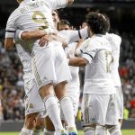 Benzema y el resto de la plantilla celebran uno de los goles en la exhibición que ofrecieron ante el Villarreal en la primera parte