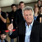 El actor estadounidense Dustin Hoffman bromea con los fotógrafos