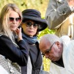 Catherine y su madre en el cementerio