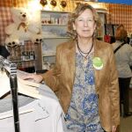 AYUDAS PARA LOS NECESITADOS. Nora Liechtenstein recauda fondos para familias con apuros en el «stand» de Educación Activa.