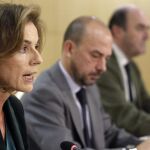 Ana Botella, acompañada por el vicealcalde, Miguel Angel Villanueva, y el concejal de Medio Ambiente, Movilidad y Seguridad, Antonio de Guindos, durante la rueda de prensa