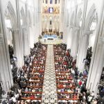 Sacerdotes revestidos de azul y una catedral de la Almudena repleta, en una escena que se repite cada año en la vigilia de la Inmaculada