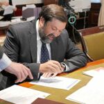 Francisco Caamaño, como hará el resto de los nuevos diputados en las Cortes españolas, firmó ayer tras recoger su nuevo «pack» de parlamentario, que incluye iPad, un iPhone y router.