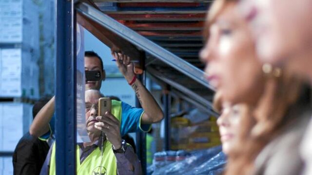 Trabajadores del Banco de Alimentos de Barcelona fotografiaban, ayer, a los candidatos del PP