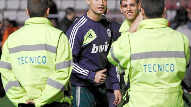 Trabajadores del Rayo aprovechan la circunstancia para hacerse fotos con Cristiano Ronaldo