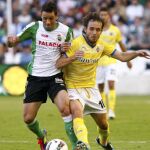 El centrocampista del Racing de Santander Manuel Arana (i) y el centrocampista del Espanyol Joan Verdú luchan por el balón