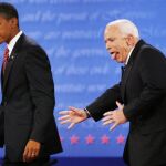 McCain contra obama. El veterano republicano no pudo hacer nada frente al carisma del candidato demócrata: la cámara captó un mal gesto, pero fue divertido. Era el 15 de octubre de 2008
