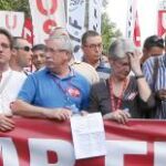 Fernández Toxo y Cándido Méndez, en la cabecera de una manifestación contra las reformas del Gobierno