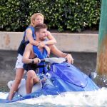 La pareja, a bordo de una moto de agua