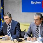 El consejero Juan Bernal y el director general Luis Martínez de Salas, ayer en la presentación del diagnóstico