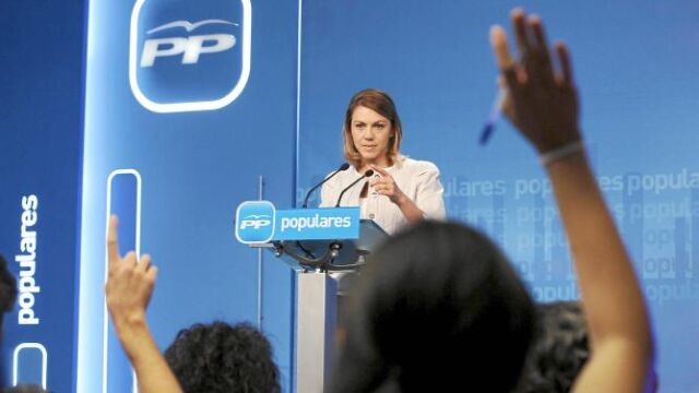 Cospedal avisa: «El PP examina la imputación de Sonia Castedo»