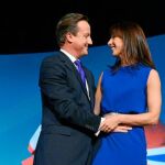 Cameron se abraza con su mujer, Samantha, tras pronunciar su discurso en la convención tory