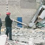 Mueren cuatro niños al desplomarse un polideportivo por el fuerte viento