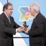 El presidente de Castilla y León, Juan Vicente Herrera, entrega el Premio a la Trayectoria Profesional, al periodista de la cadena SER Carlos Blanco