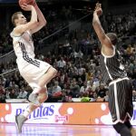 El jugador del Real Madrid Martynas Pocius (i) intenta un tiro a canasta frente al jugador del Gescrap Bizkaia Lamont Hamilton (d)