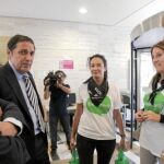 El consejero de Sanida, Antonio Sáez Aguado, recibe a las representantes de la caravana en Valladoid