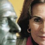 Ángela Sanza Briz, junto a un busto de su padre