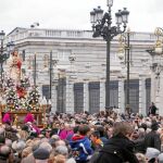 la lluvia obligó a celebrar la Eucaristía en honor a La Almudena en el interior de la catedral pero no impidió la tradicional procesión