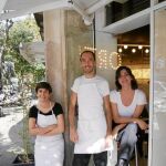 Lara, Fernando y María, en la entrada del establecimiento