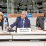Ramón Luis Valcárcel, junto a Johannes Hahn, en la primera sesión del pleno del Comité de las Regiones