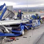 La mujer herida en la carretera M-45 tuvo que ser rescatada por los Bomberos tras quedar atrapada en el interior de su vehículo, que atravesó el quitamiedos
