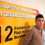 Xavi Reyes, Manel Parra y Annie Martínez posan ante la pancarta que estará en plaza Cataluña