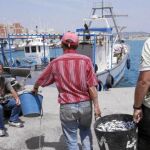 Los pescadores evitan acercarse al Peñón