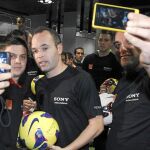 Andrés Iniesta acudió a un acto publicitario antes de embarcar hacia Panamá