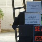 Carteles de alquiler de viviendas en una propiedad