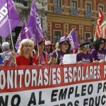 Una de las últimas protestas que protagonizaron las monitoras escolares frente al palacio de San Telmo, sede de la Presidencia de la Junta (Foto: Manuel Olmedo)