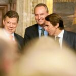 Santos, Fabra y Aznar sonríen durante la entrega del Premio de Convivencia al presidente de Colombia