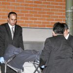 Degüella a su mujer y limpia la casa
