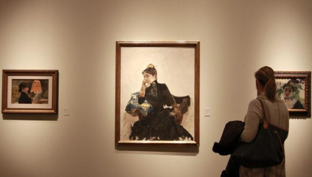 Una mujer observa uno de los cuadros de la exposición "Clotilde de Sorolla" en el Museo de Bellas Artes de València